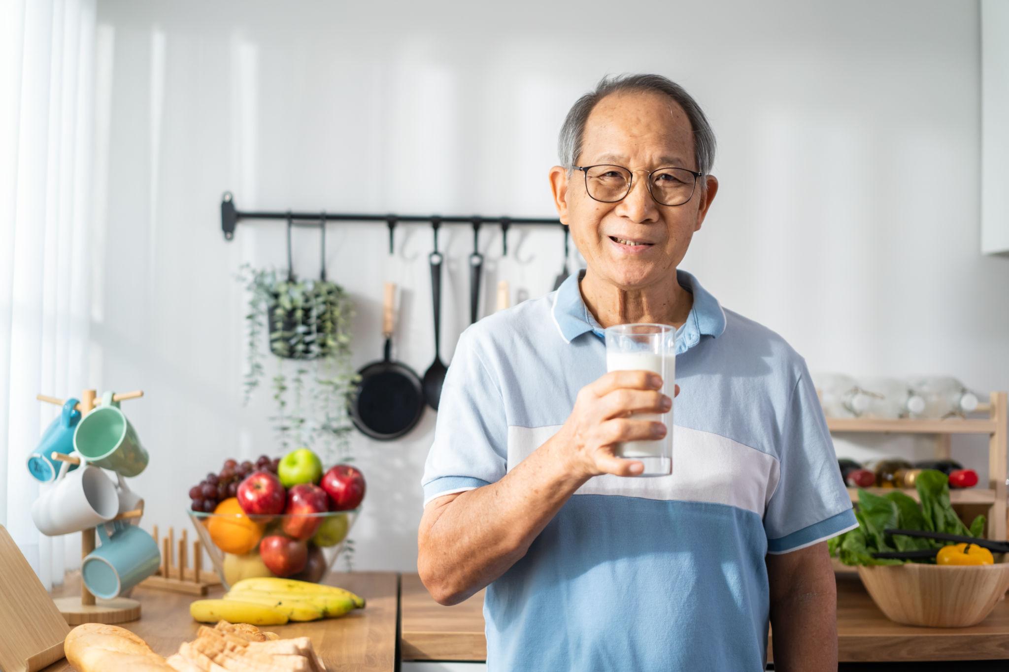 Bố mẹ lớn tuổi hay bị táo bón, cách uống sữa tươi nội địa Nhật chăm sóc hệ tiêu hoá người lớn tuổi