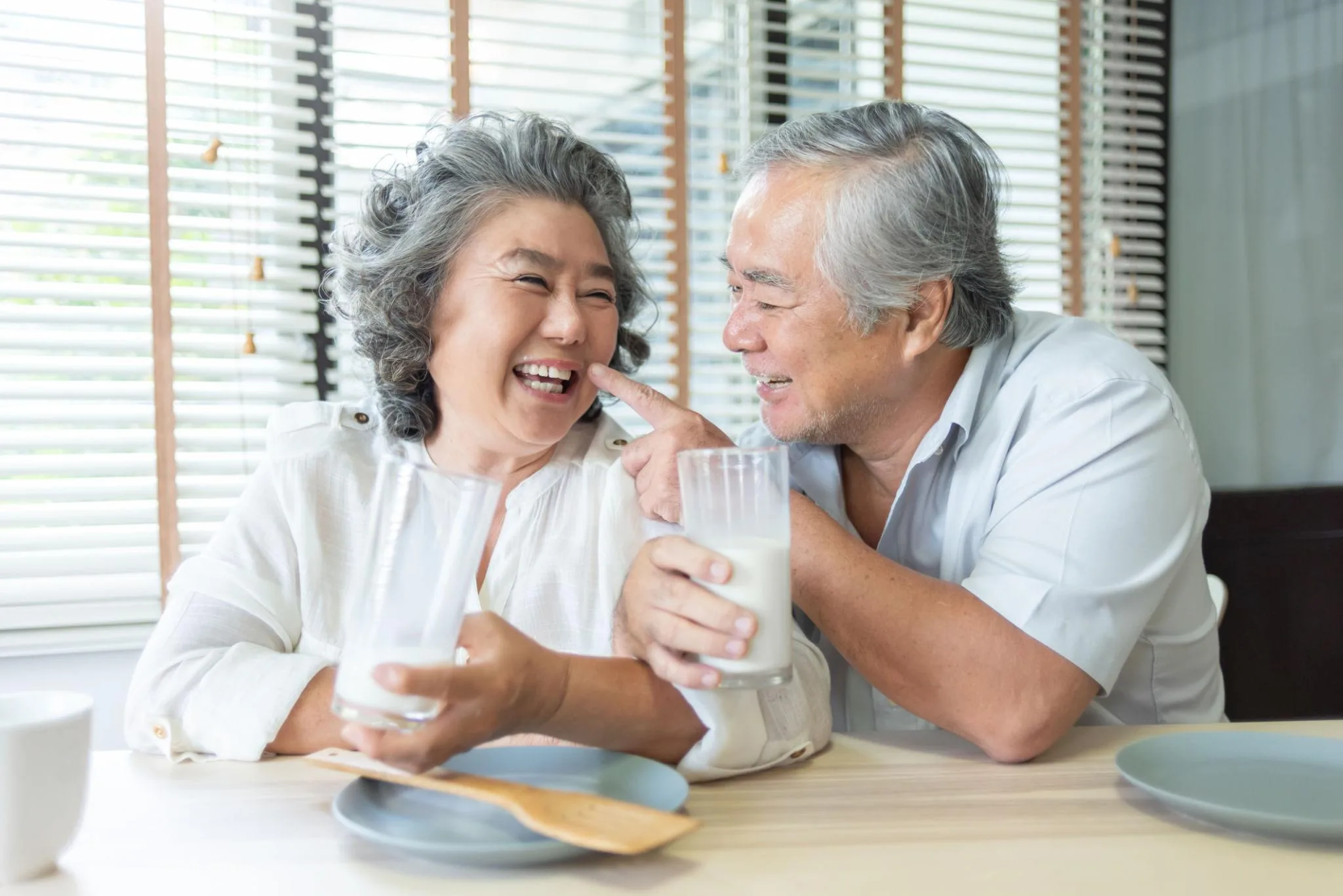 Bố mẹ hay bị táo bón, cách uống sữa tươi nội địa Nhật chăm sóc hệ tiêu hoá người lớn tuổi