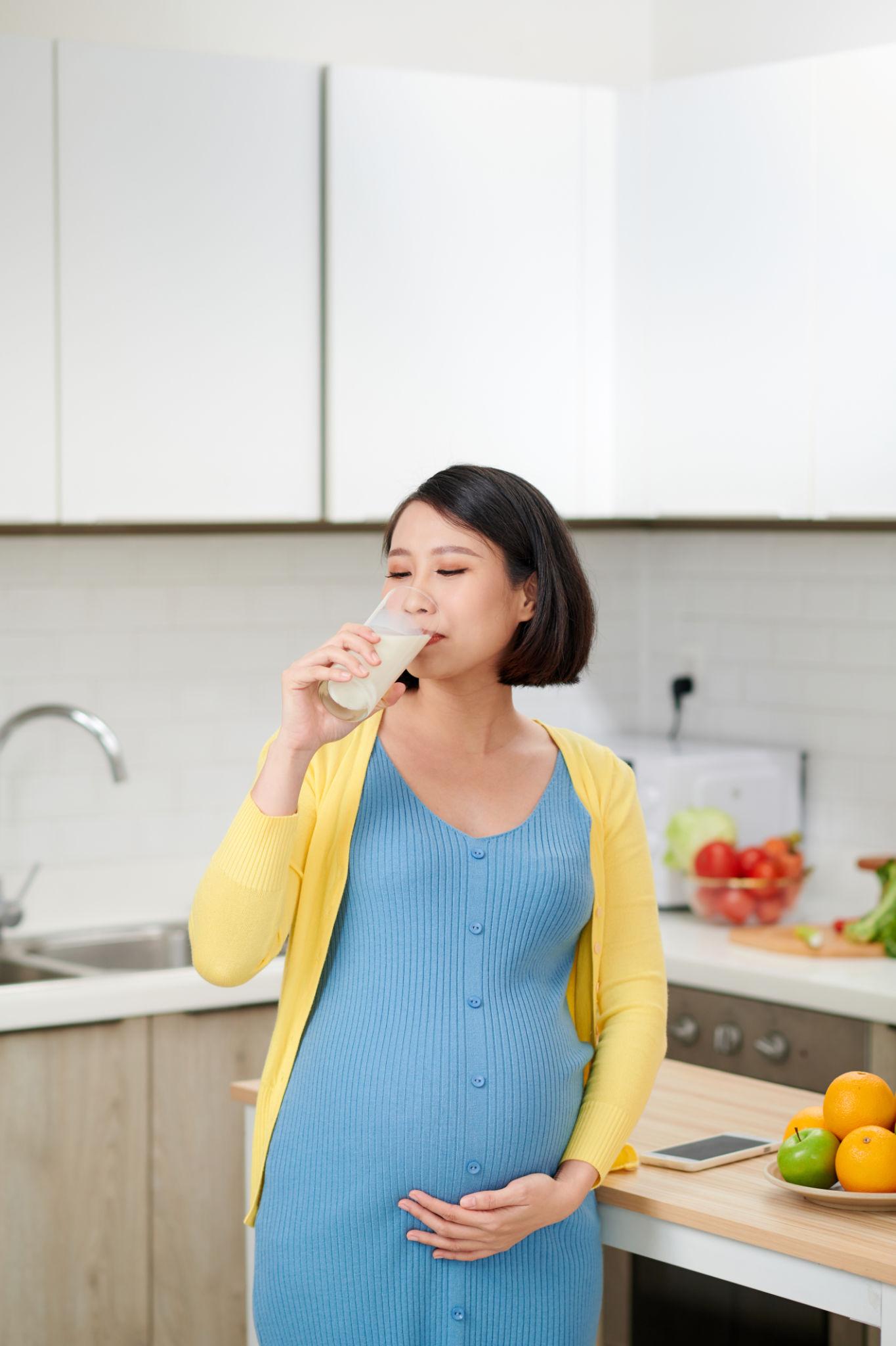 Hễ ngửi mùi sữa là buồn nôn? Mẹ bầu nghén hãy thử cách này!