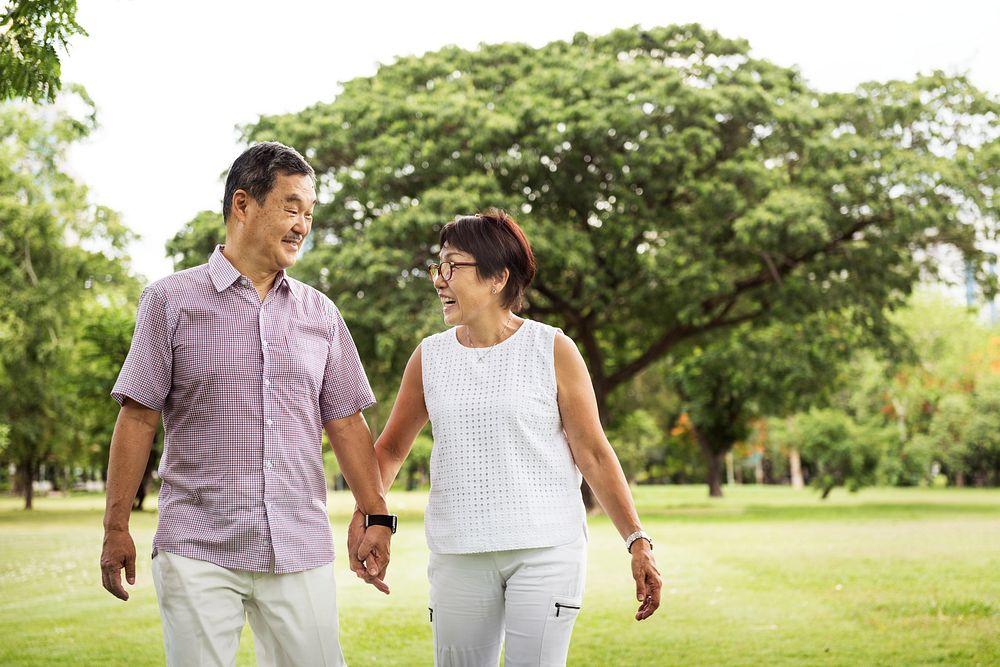 Bố mẹ lớn tuổi hay bị táo bón, cách uống sữa tươi nội địa Nhật chăm sóc hệ tiêu hoá người lớn tuổi